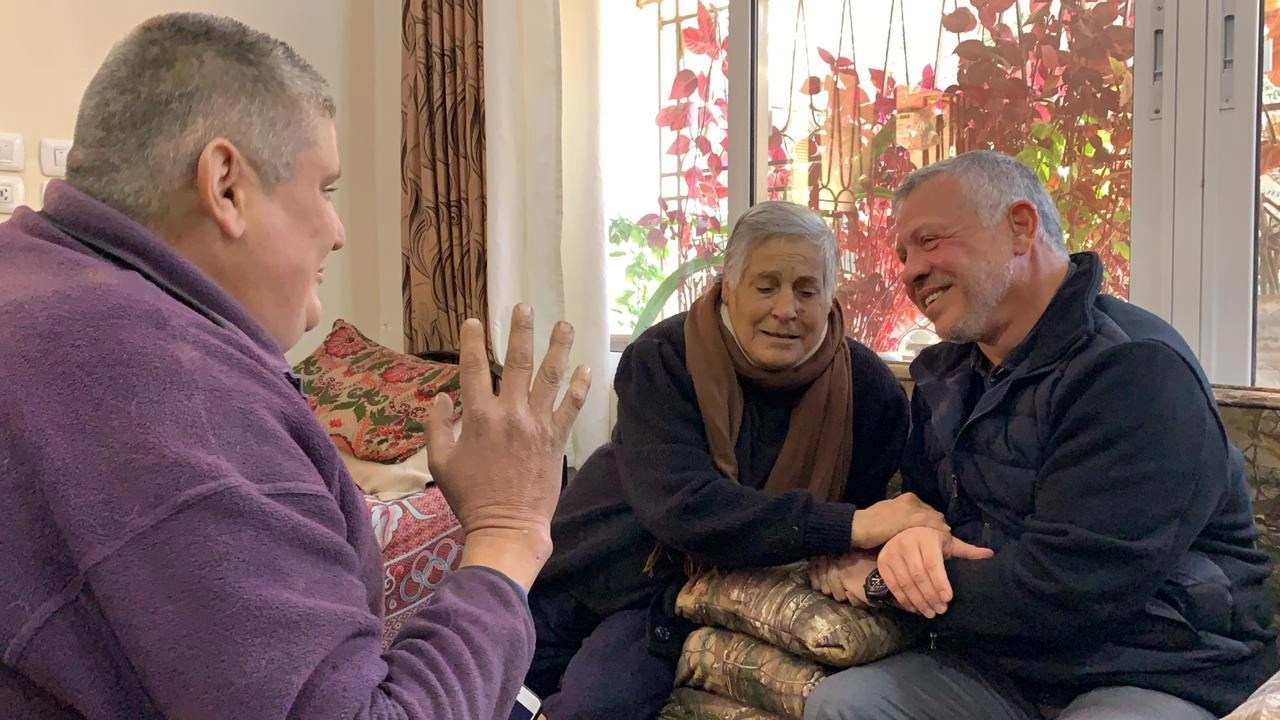 الملك يحقق أمنية سيدة مسيحية بزيارتها في عيد الميلاد
