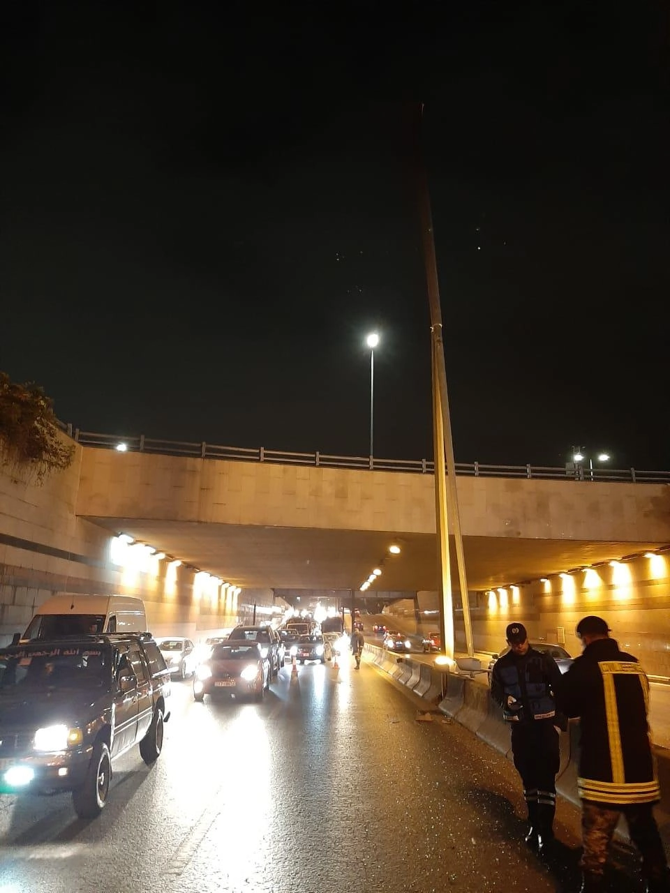 سقوط عمود إنارة في نفق الشعب باتجاه خلدا