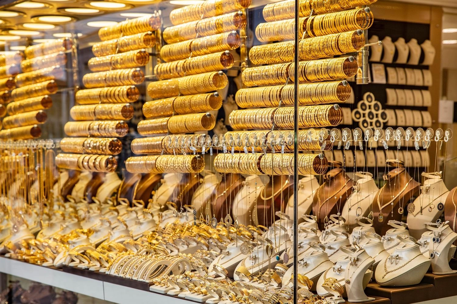 أسعار الذهب ترتفع بفعل تراجع الدولار 