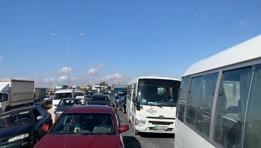 أزمة سير في الطريق الصحراوي إثر تصادم شاحنتين