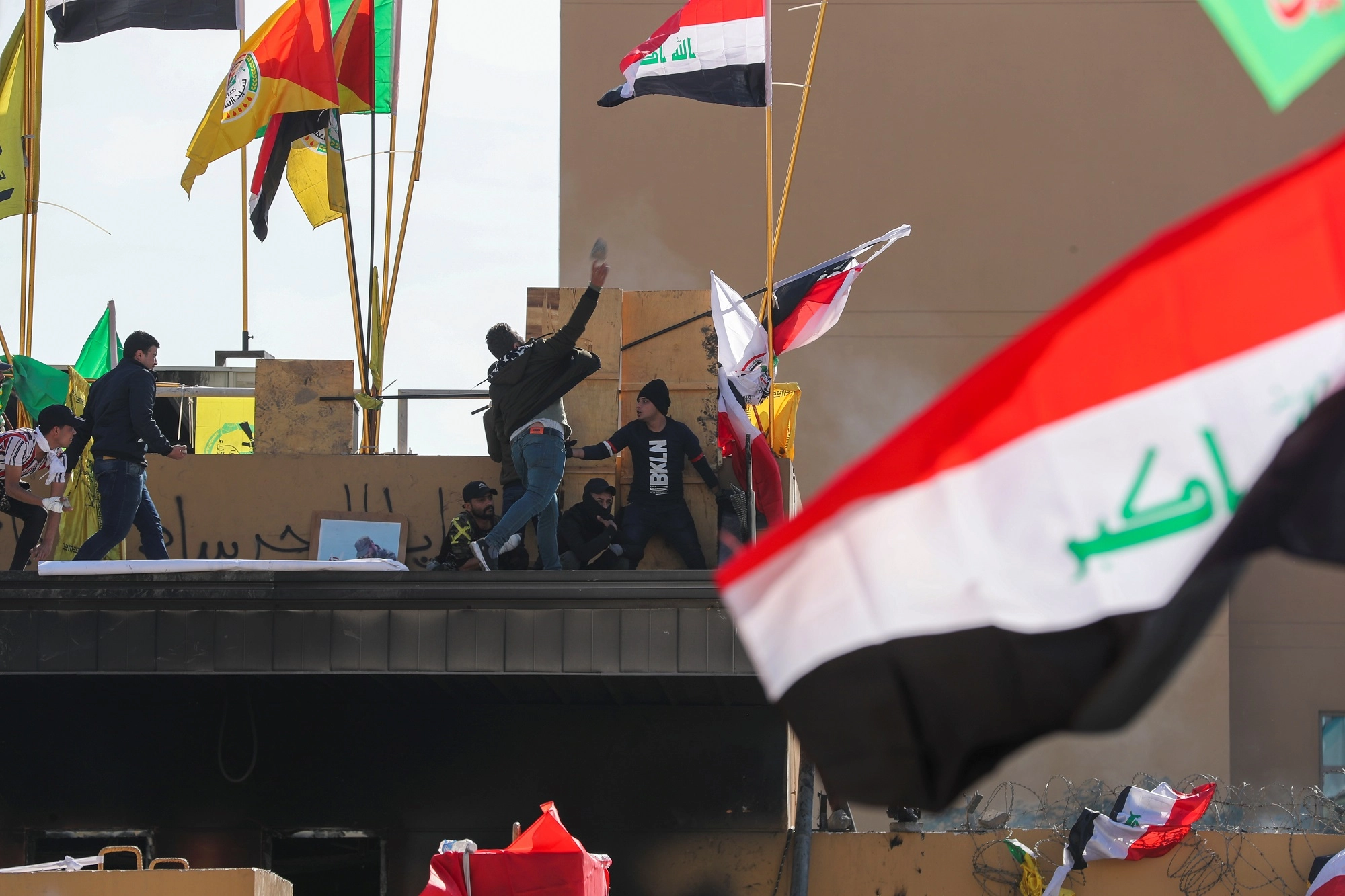 انسحاب المتظاهرين من محيط السفارة الأميركية في بغداد