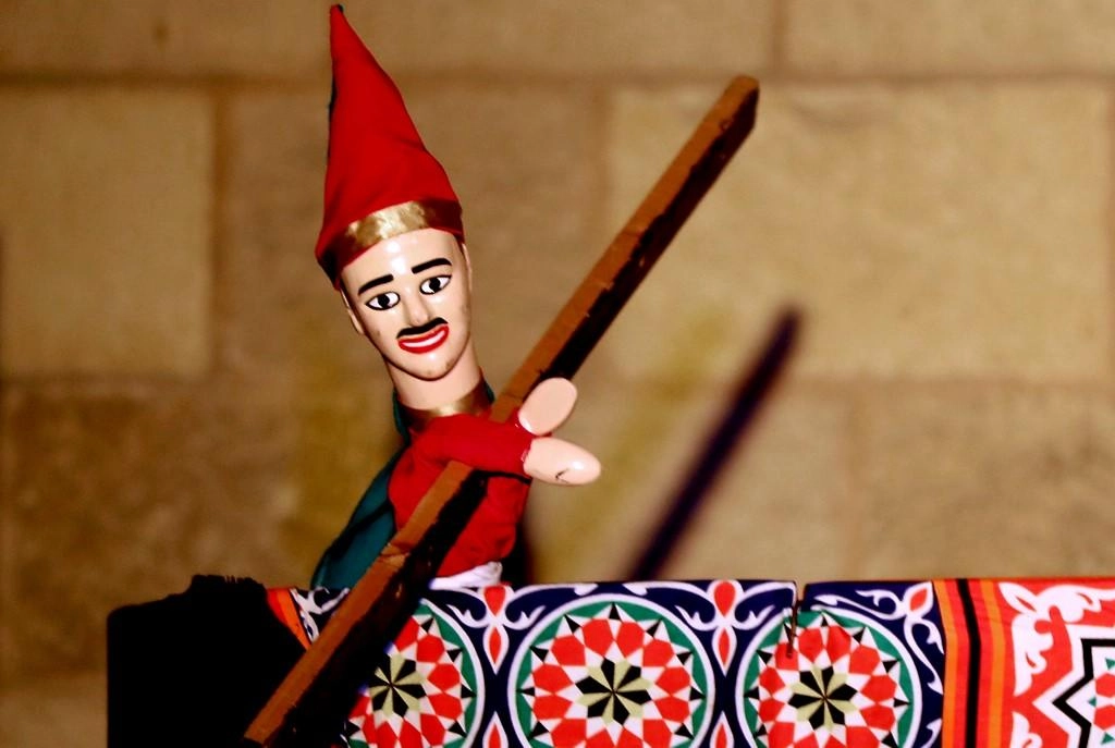الأراجوز لا يزال يجسد روح السخرية في مصر
