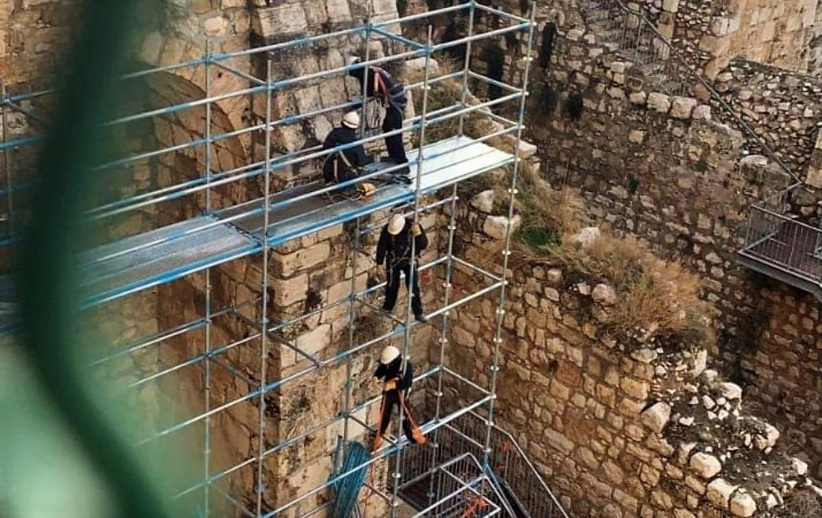 عمال إسرائيليون يعتدون على الحائط الجنوبي للمسجد الأقصى