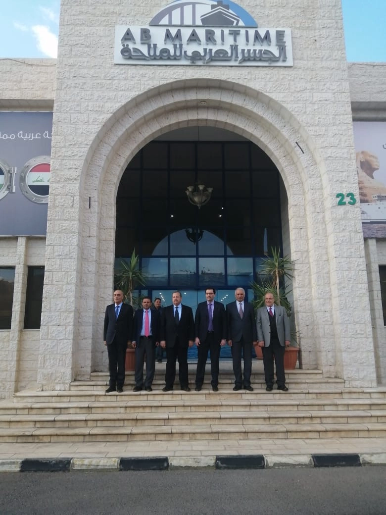 وزير النقل يطلع على محطة ركاب وأسطول شركة الجسر العربي للملاحة