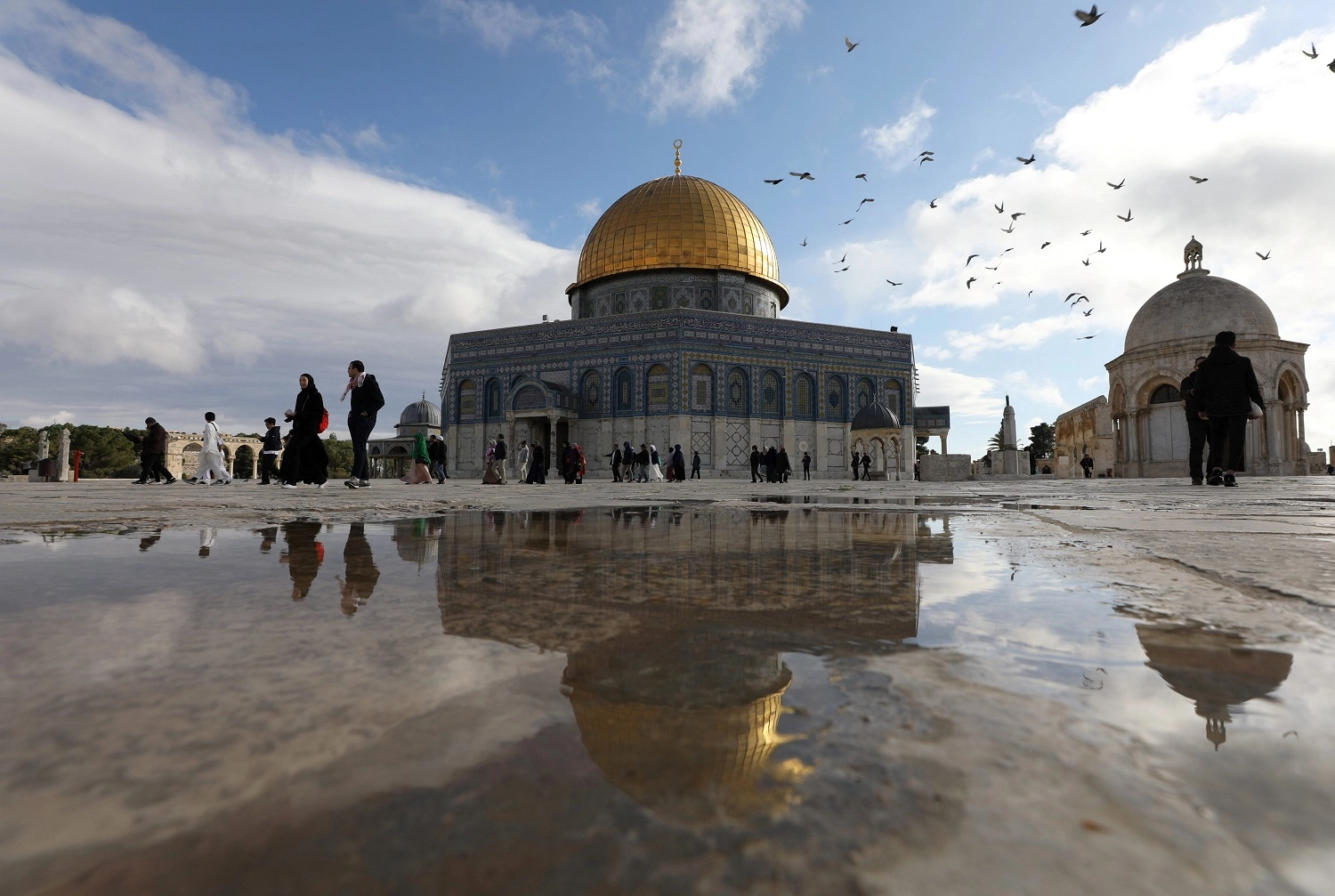 مستوطنون يقتحمون باحات المسجد الأقصى 