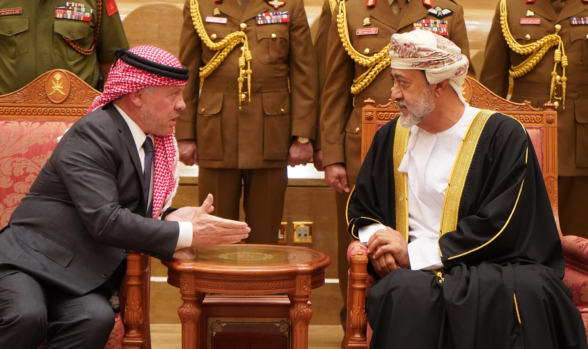 عودة الملك وولي العهد بعد التعزية بوفاة السلطان قابوس
