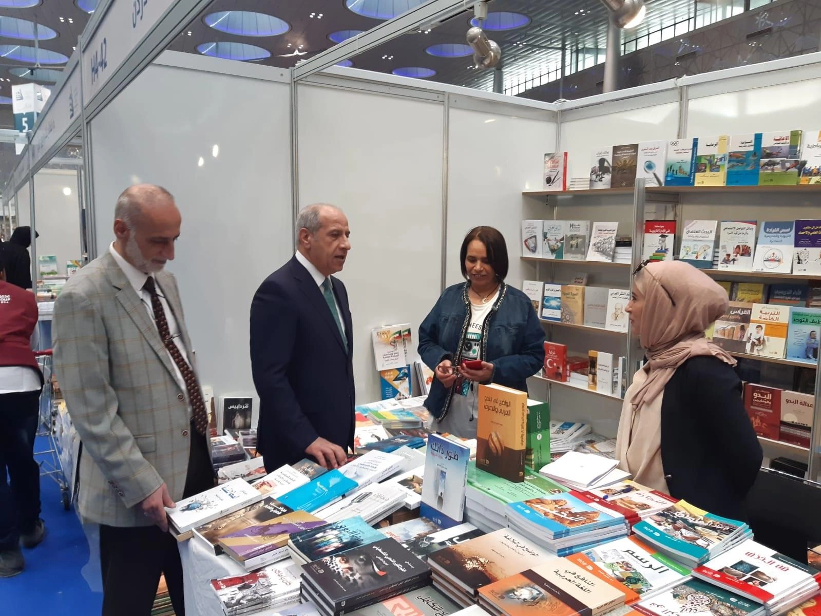 سفير الأردن في قطر يزور معرض الدوحة الدولي للكتاب