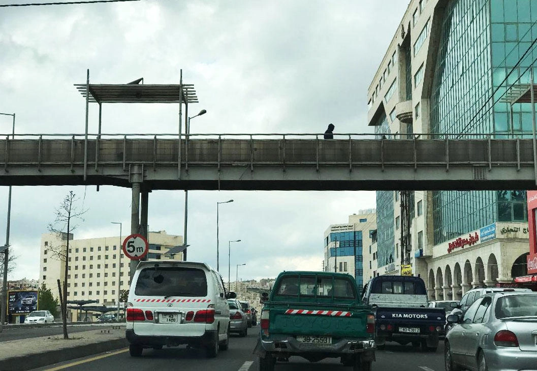 إزالة جسر مشاة حديدي في شارع الأردن فجر الجمعة