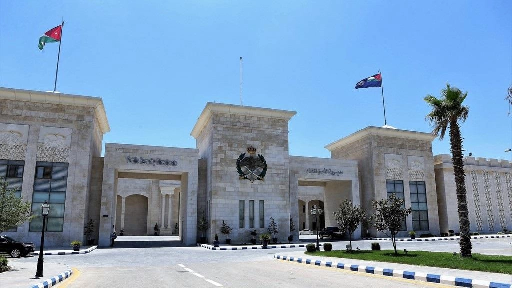 القبض على مطلوب بحقه 44 طلبا أمنيا