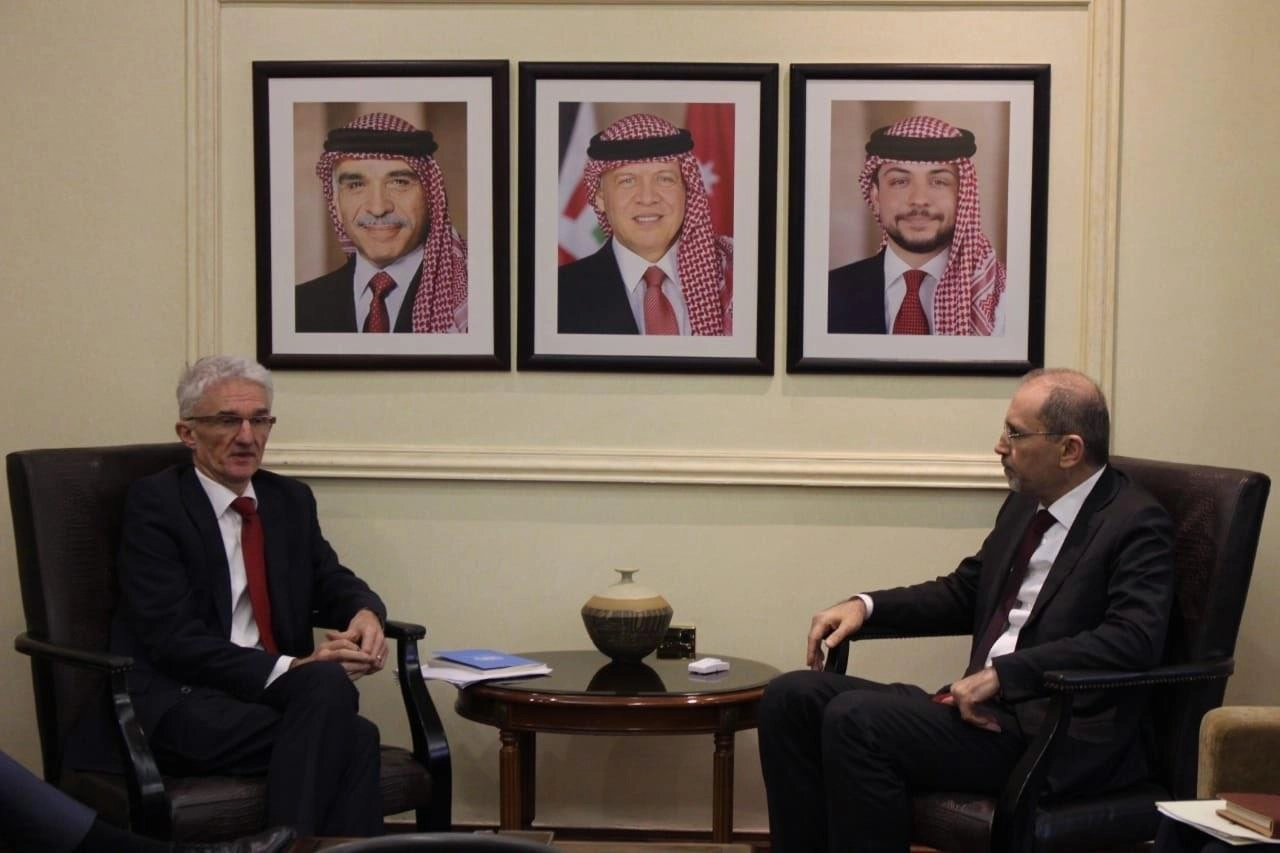 بحث مواجهة أعباء اللجوء السوري