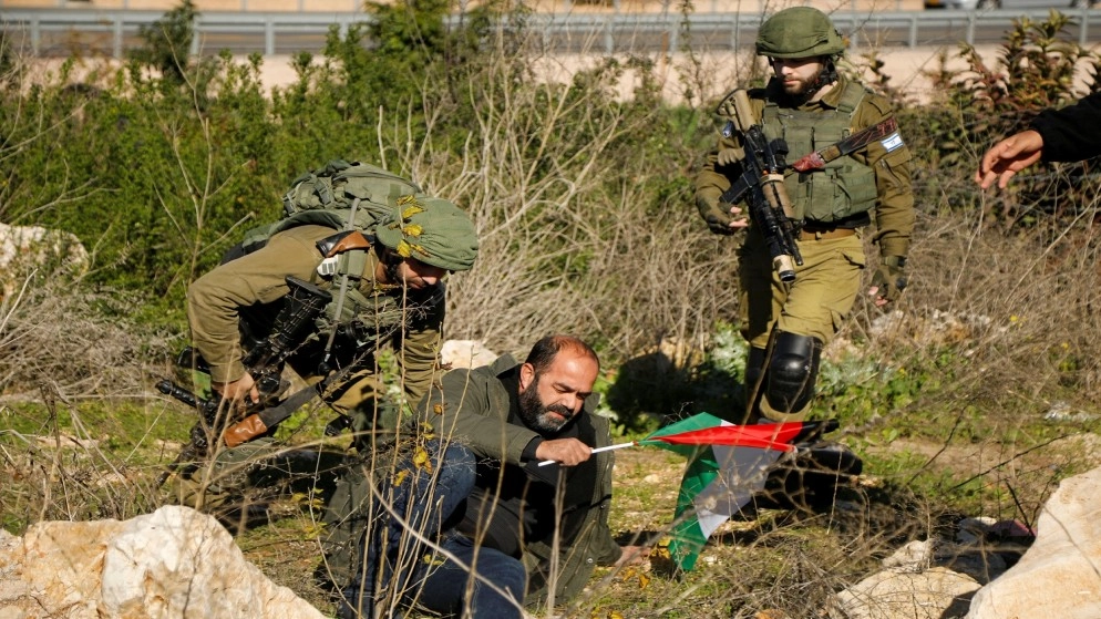 الاحتلال الإسرائيلي يعتقل 16 فلسطينيا