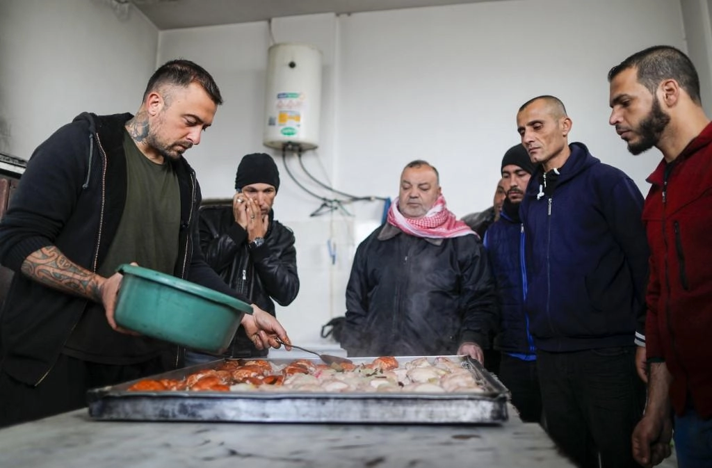 طاه إيطالي مشهور يدرب سجناء فلسطينيين