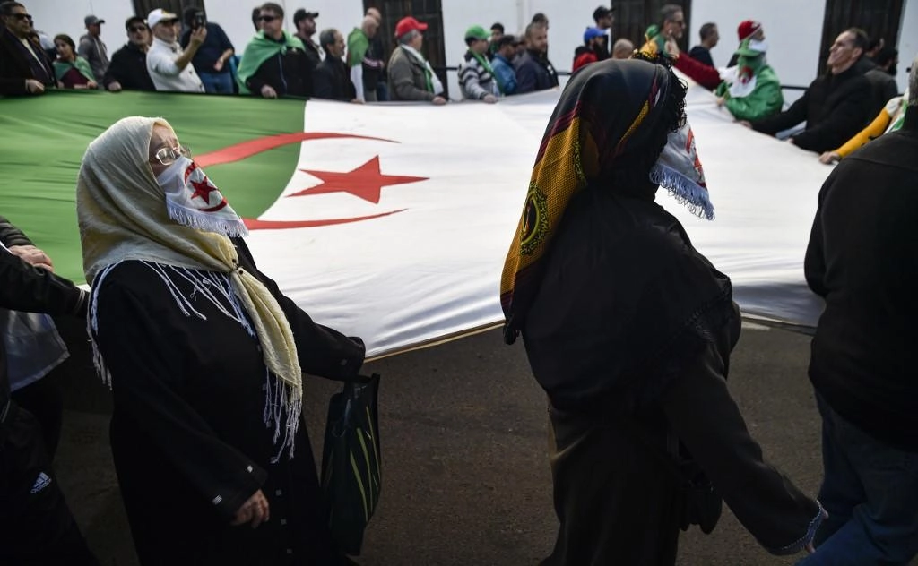 الحراك الشعبي في الجزائر يعد بمواصلة التظاهرات