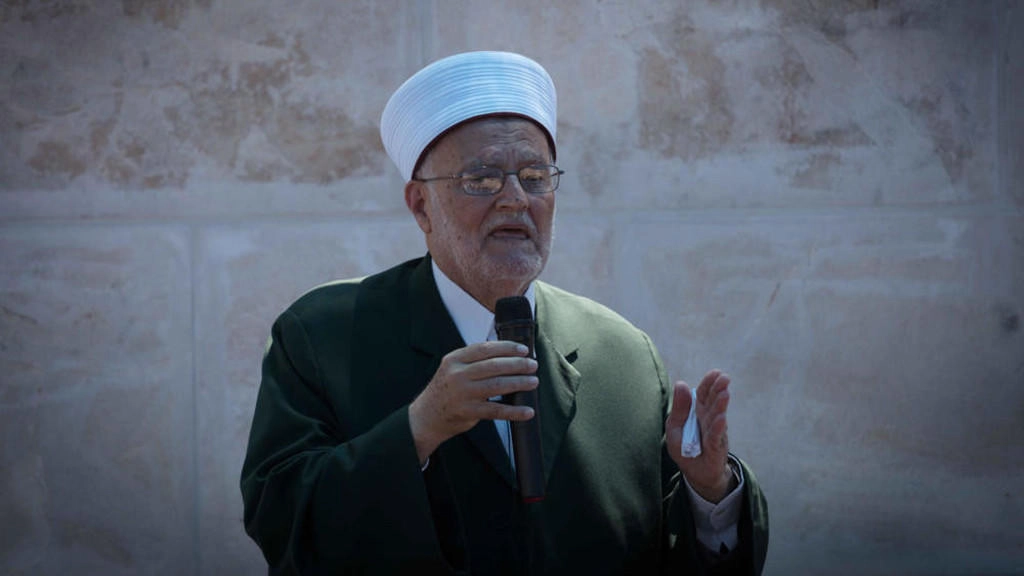 سلطات الاحتلال تبعد الشيخ عكرمة صبري عن الأقصى 4 أشهر