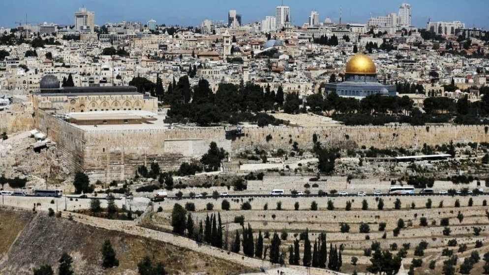 قوات الاحتلال الإسرائيلي تهدم محلا تجاريا 