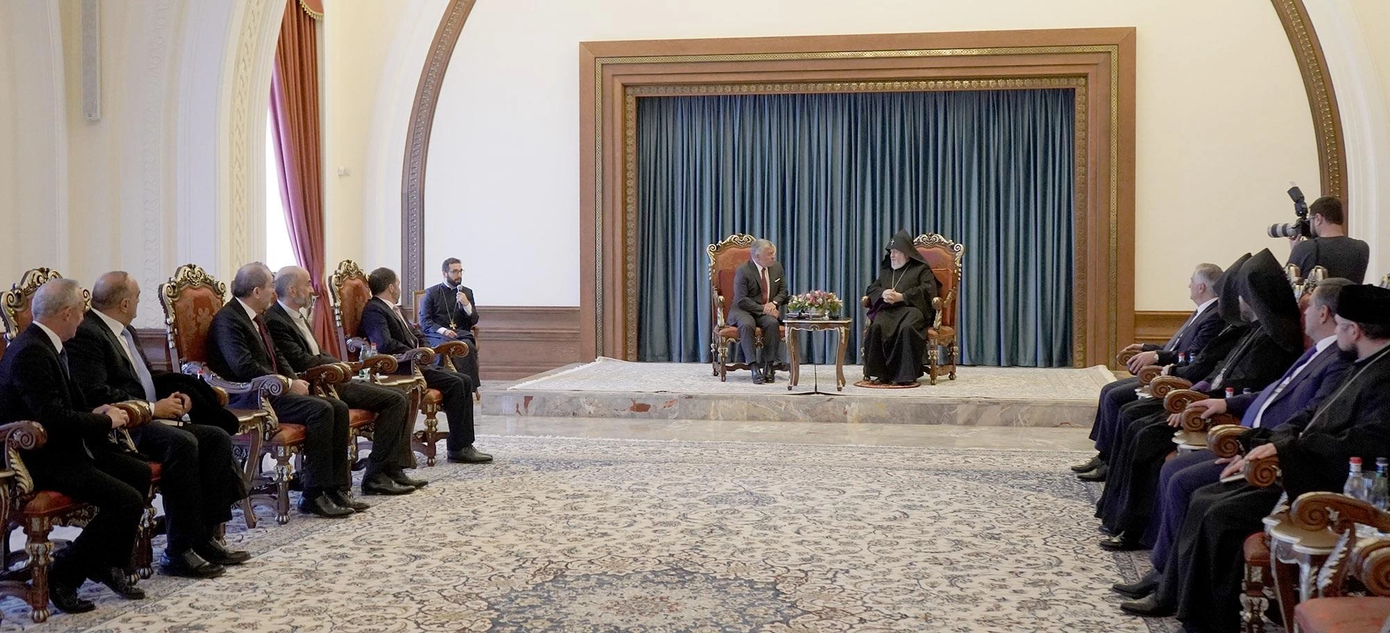 الملك يلتقي رئيس كنيسة الأرمن الأرثوذكس وكاثوليكوس عموم الأرمن كاريكين الثاني