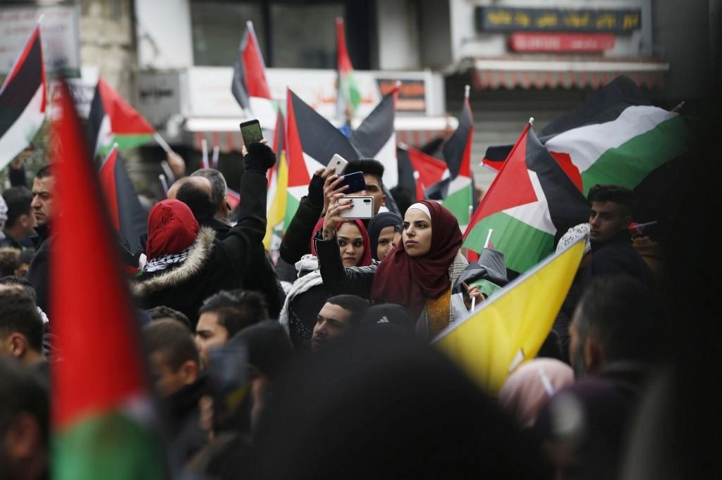 آلاف الفلسطينيين يتظاهرون في الضفة الغربية المحتلة وغزة