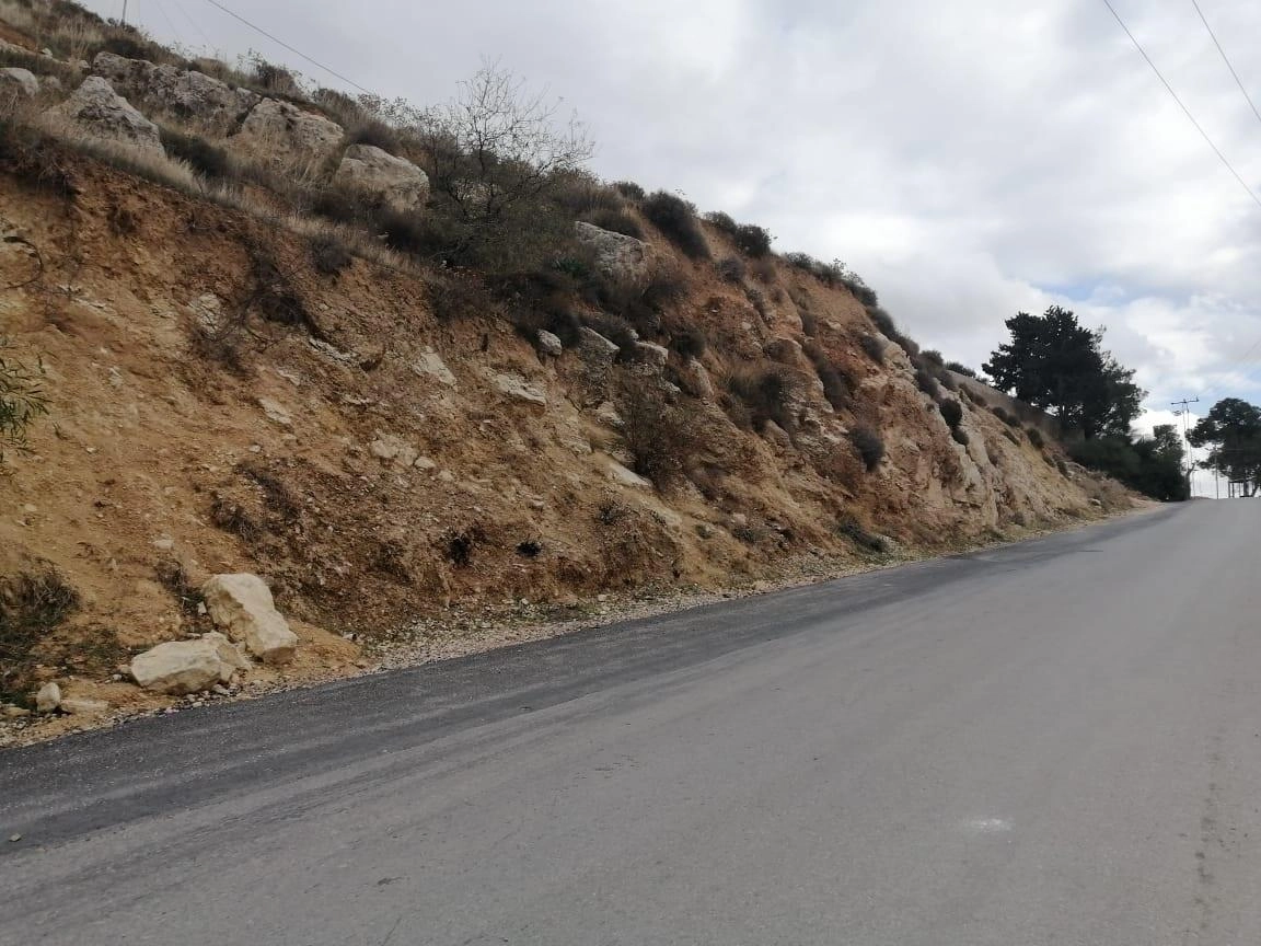 تعهد بتوسعة طريق في بلدة نحلة يواجه تصدعات على جانبه