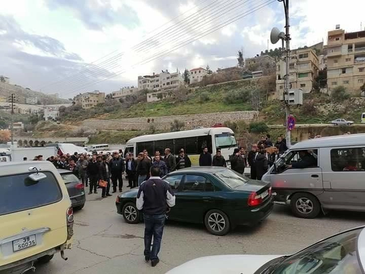 وزارة النقل تدرس مطالب مشغلي مركبات عمومية مضربين