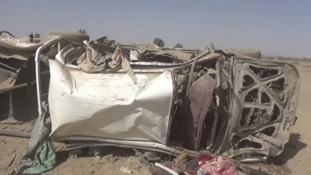 وزير الدفاع اليمني ينجو من انفجار لغم قتل 8 من مرافقيه
