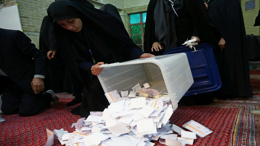 المحافظون يتصدرون النتائج مع استمرار فرز الأصوات