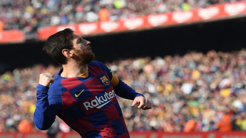 ميسي يعيد برشلونة إلى الصدارة بسوبر هاتريك