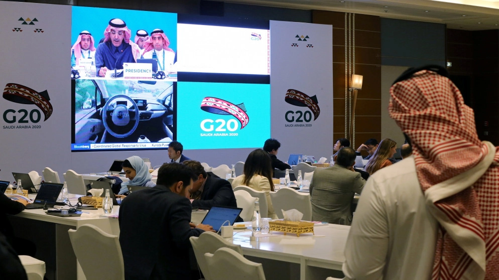 مناقشة مخاطر فيروس كورونا خلال اجتماع في السعودية