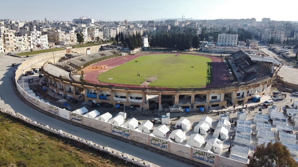 عائلات نازحة تجد في ملعب كرة قدم وجهة لها