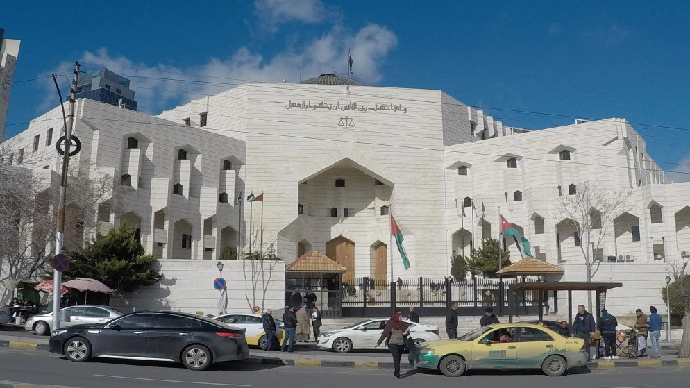 تأجيل النظر في الدعاوى المنظورة لدى المحاكم لمدة شهر