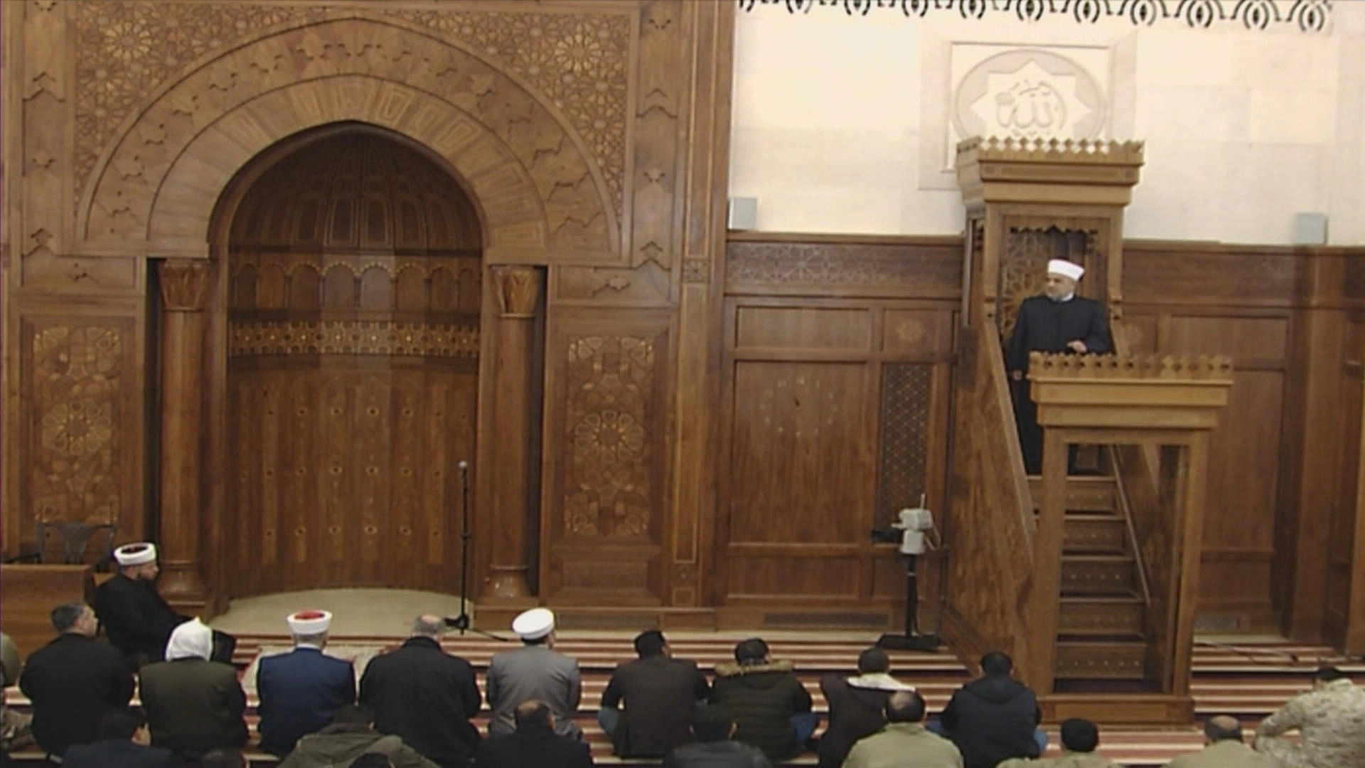 وزارة الأوقاف: لم نخترق قرار منع صلاة الجمعة