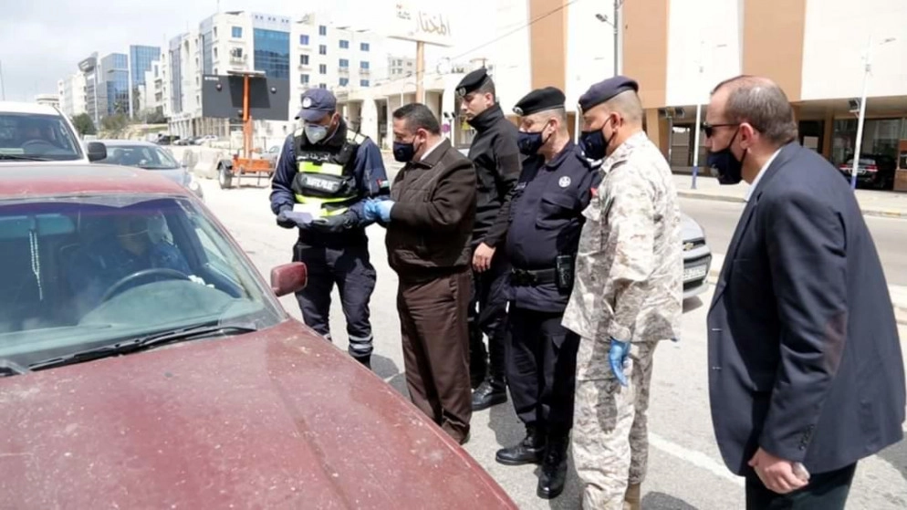 وزير الدولة الداوود يتفقد نقاط غلق وإجراءات التعامل مع المخالفات