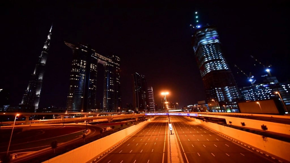 الإمارات تمدد حظر التجول الليلي وقطر تعلن أول وفاة