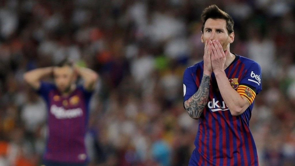 ميسي يؤكد خفض أجور لاعبي برشلونة وينتقد الإدارة