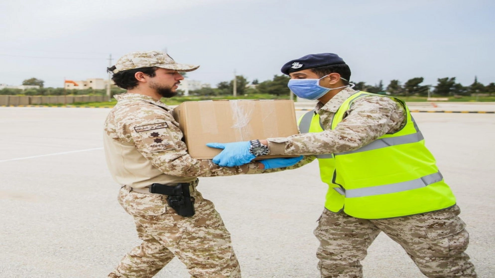 ولي العهد يشارك القوات المسلحة بتوزيع مساعدات في إربد