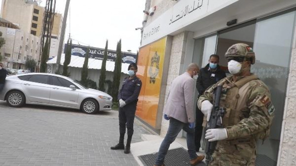 القوات المسلحة تنظم عمل البنوك ومحلات الصرافة