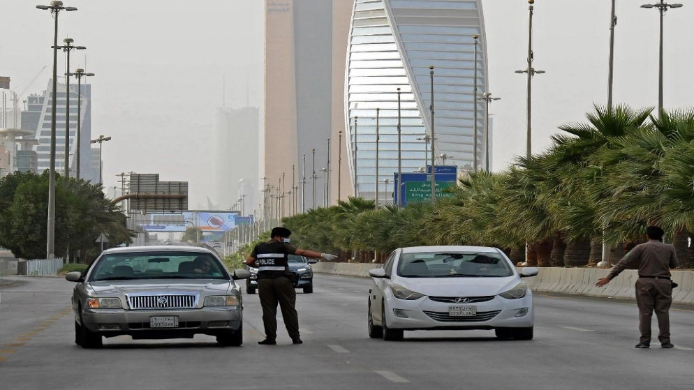 السعودية تفرض حظر تجول في مكة والمدينة