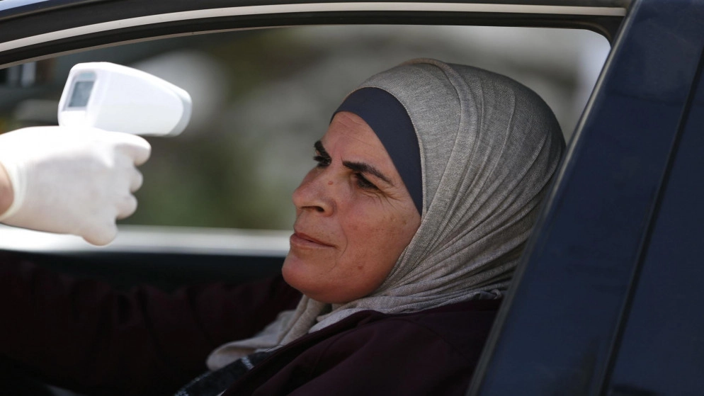 "حواجز محبة" ينصبها متطوعون فلسطينيون لكشف كورونا