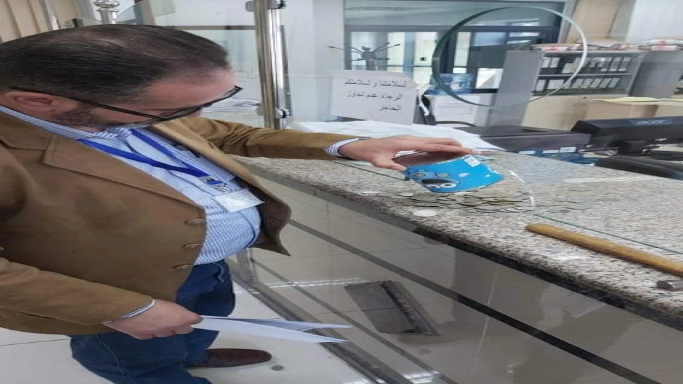 طفل يتبرع بمدخراته لـ" حساب الخير"