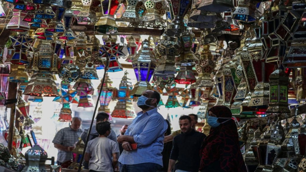 رمضان بلا ولائم إفطار مع العائلة وتعليق الصلاة في المساجد 