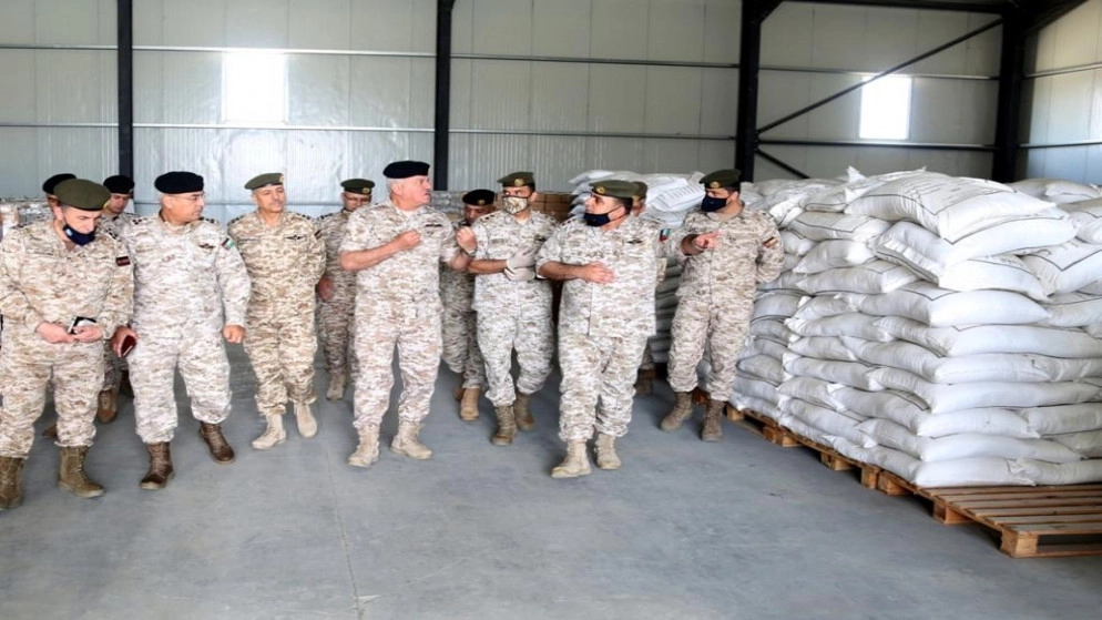 رئيس هيئة الأركان يتفقد المخابز العسكرية ومستودعات الأرزاق والتبريد