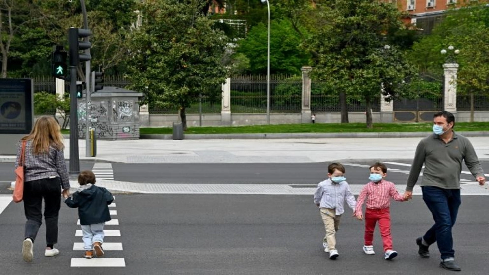 دول تخفف إجراءات الإغلاق