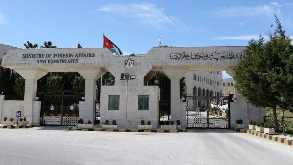وزير الخارجية يبحث مع نظيره اليوناني التنسيق في مواجهة الفيروس