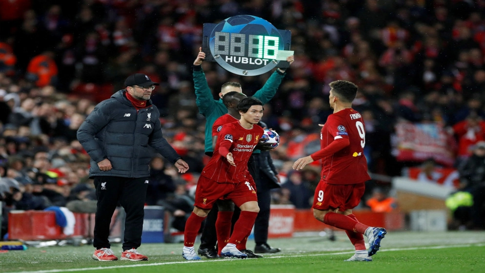 الفيفا يقرر السماح لكل فريق بـ 5 تبديلات "مؤقتاً"