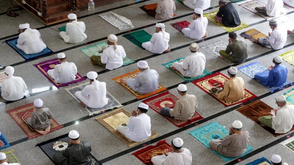 الموريتانيون يتوافدون على المساجد بعد تخفيف تدابير العزل