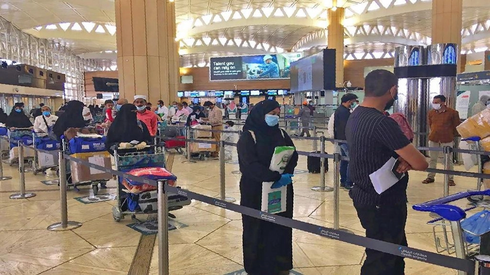 السعودية ترفع ضريبة القيمة المضافة وتوقف بدل غلاء المعيشة