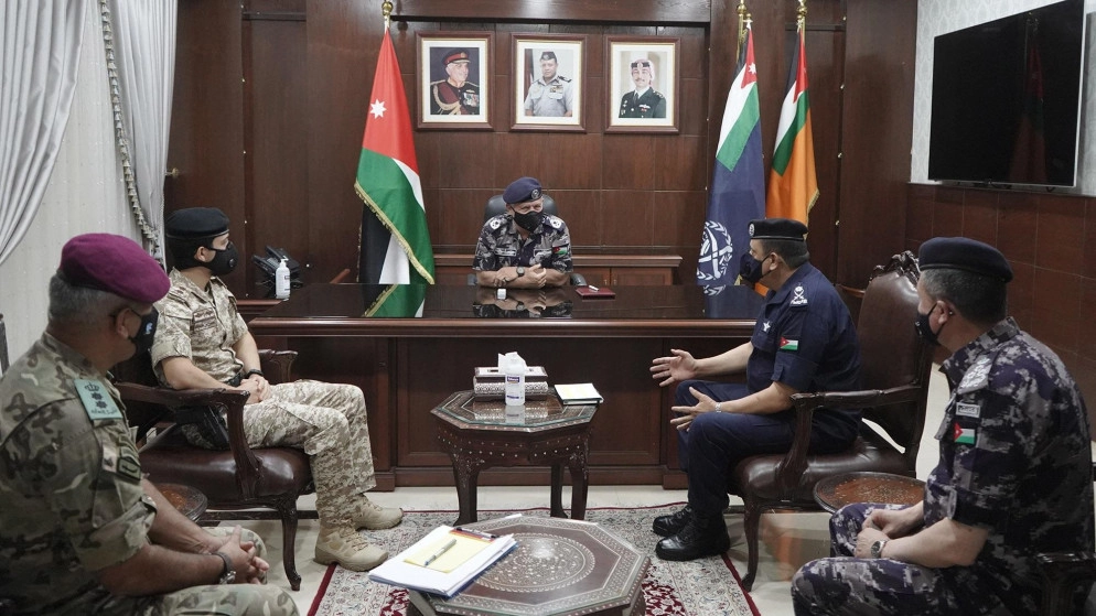الملك يشيد بجهود منتسبي الدفاع المدني وأدائهم المتميز