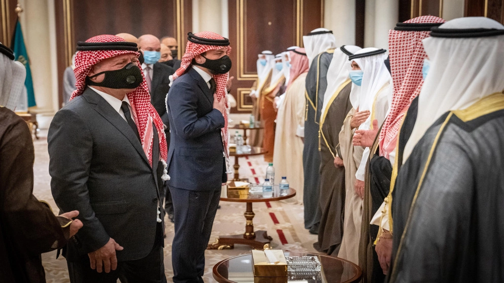 الملك يعود إلى أرض الوطن بعد التعزية بوفاة الشيخ صباح الأحمد
