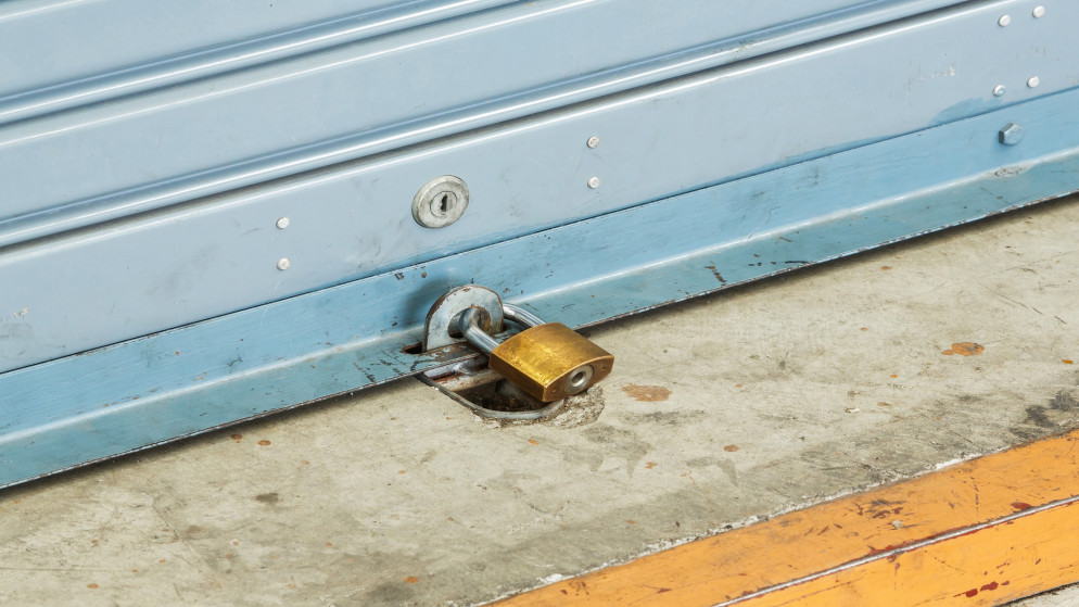 إغلاق محل ألبسة خالف أمر الدفاع 11 في إربد