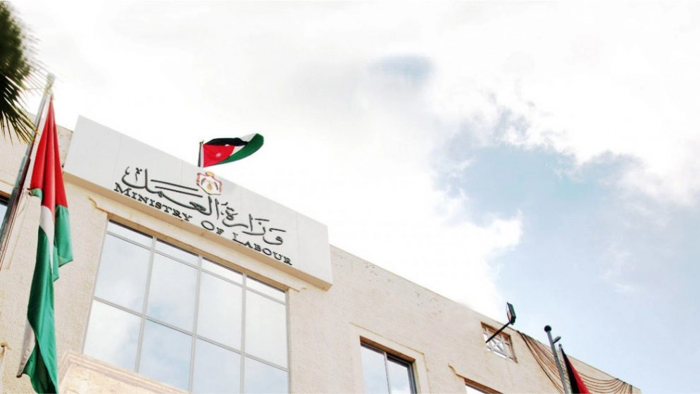 صاحب العمل "ملزم" بتجديد عقود عاملين محددة المدة