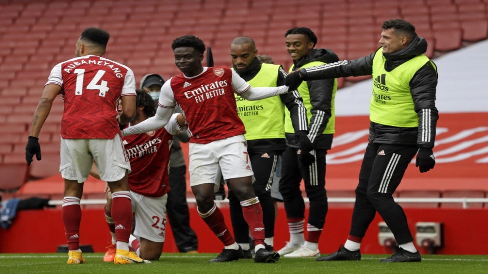 ساكا يحتفل بالانضمام لمنتخب إنجلترا بهدف بالرأس